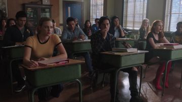 Les bottes rouges cuissardes portées par Cheryl Blossom (Madelaine Petsch) dans Riverdale S03E05
