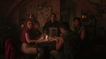 Le top rouge rayé Garage porté par Cheryl Blossom (Madelaine Petsch) dans Riverdale S03E04