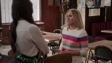 Le sweatshirt à bandes multicolores Kule porté par Eleanor Shellstrop (Kristen Bell) dans The Good Place S03E08