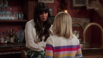 La blouse blanche en soie L'Agence portée par Tahani Al-Jamil (Jameela Jamil) dans The Good Place S03E08