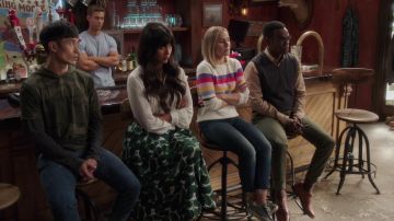 La jupe à imprimés feuilles vertes Milly portée par Tahani Al-Jamil (Jameela Jamil) dans The Good Place S03E08