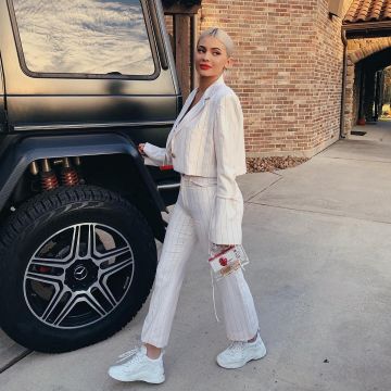 Lucite Pagoda Clutch usado por Kylie Jenner en la cuenta de Instagram @kyliejenner
