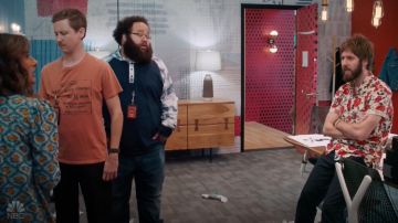 Urban Outfitters Errance Rose Rayon Short Sleeve Button-Down Shirt porté par Chewey (James Buckley) comme on le voit dans je me sens Mal S01E08