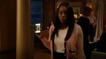 Le gilet rose Barneys New York porté par Michaela Pratt (Aja Naomi King) dans Murder S05E08