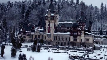 The castle of Peles in Romania, where the false kingdom of Aldovie in A Chritmas Prince : The Royal Wedding