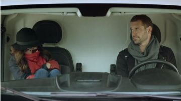 The leather gloves red Kelsey (Jocelyn Hudon) in Marriage under the snow