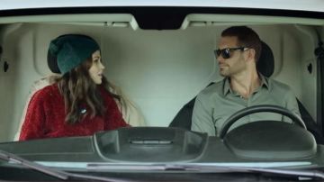 Suéter de malla de oruga de Kelsey (Jocelyn Hudon) en Marriage Under the Snow