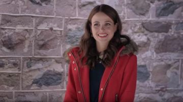 El abrigo rojo de Kelsey (Jocelyn Hudon) en Matrimonio bajo la nieve