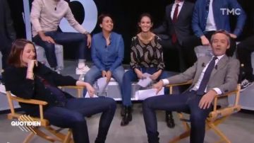Le pull à motifs de Lilia Hassaine dans Quotidien du 15/11/2018
