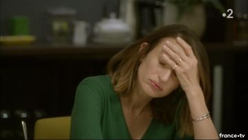 Le Bracelet Juste un Clou Cartier de Andréa Martel (Camille Cottin) dans Dix Pour Cent S03E02