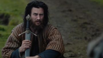 La espada de James Douglas (Aaron Taylor-Johnson) en Outlaw King: The Outlaw King