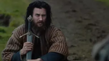 L’épée de James Douglas (Aaron Taylor-Johnson) dans Outlaw King : Le Roi hors-la-loi