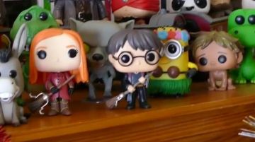 The funko pop Harry Potter with his lightning bolt of fire Ptikouik in the video MY ENTIRE COLLECTION OF FUNKO POP !!