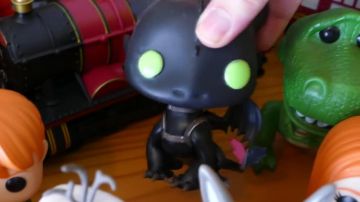 El funko pop de Toothless en Dragons 2 de Ptikouik en el vídeo ALL MY COLLECTION OF FUNKO POP!!