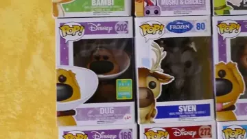 El funko pop de Dug con el collar de la vergüenza en The Top of Ptikouik en el vídeo ALL MY COLLECTION OF FUNKO POP!!
