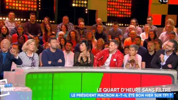 La camisa negra fluida con rayas efecto metal dorado de Géraldine Maillet en Touche pas à mon poste del 15/11/2018