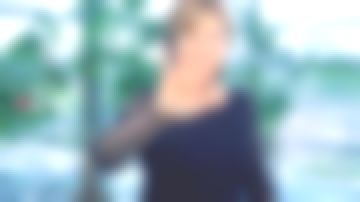 La blouse en guipure Liu Jo de Valérie Maurice pour une Publicité de France 2