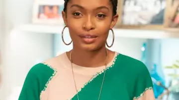 Le sweat rayé vert de Zoey Johnson (Yara Shahidi) dans black-ish (S05E01)