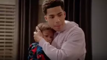 Le sweat Lover de Andre Johnson, Jr. (Marcus Scribner) dans black-ish (S05E02)