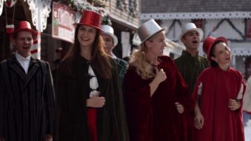 The cape in red velvet apercue in The princess of Chicago