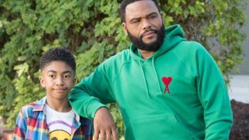 Le sweat Ami de coeur de Andre 'Dre' Johnson (Anthony Anderson) dans black-ish (S05E02)