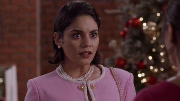 Earrings pearl Margaret (Vanessa Hudgens) in The Princess of Chicago