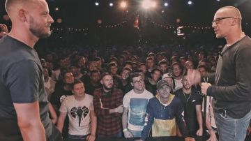 La coupe-vent Fila jaune porté par une personne dans le public de la vidéo Rap Contenders 13 : Wojtek vs Hermano Salvatore