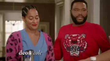 Le pull rose léopard de Rainbow Johnson (Tracee Ellis Ross) dans black-ish (S05E02)