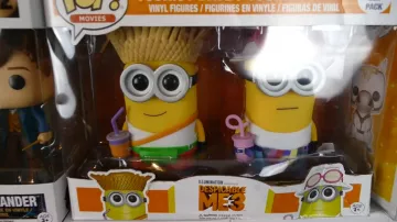 Les funko pop de deux minions dans Moi moche et méchant 3 de Ptikouik dans la video TOUTE MA COLLECTION DE FUNKO POP !!