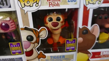 La funko pop de Tigrou dans Winnie l'Ourson de Ptikouik dans la video TOUTE MA COLLECTION DE FUNKO POP !!
