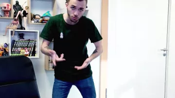 Le t-shirt vert French Rocket de Squeezie dans sa video NOUS L'AVONS FAIT...