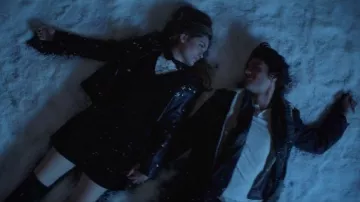 La veste en cuir étoilée de Veronica Sawyer (Grace Victoria Cox) dans Heathers S1E4