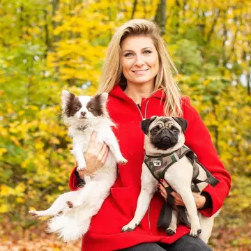 Le manteau rouge de Sandrine Arcizet sur le compte instagram de @sandrinearcizet