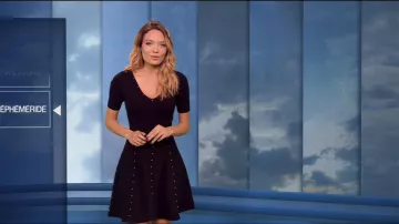 La  Robe maille évasée détails perles de Gennifer Demey dans Météo (m6) du 18/11/2018