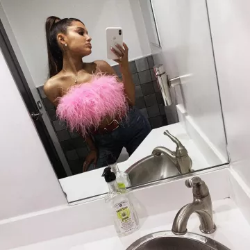 Le top rose à plumes de Ariana Grande sur son compte Instagram @arianagrande