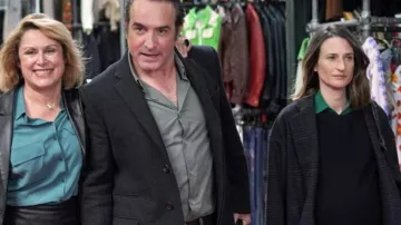 Le manteau à carreaux Polo Ralph Lauren porté par Andréa Martel (Camille Cottin) dans Dix pour cent S03E01