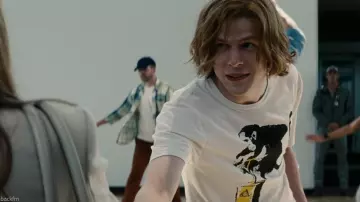 Le T-shirt Banksy Monkey Detonator de Lex Luthor (Jesse Eisenberg) dans Batman v Superman : L’Aube de la justice