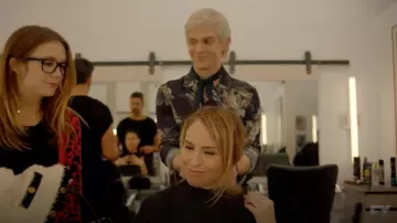 Le gilet rouge imprimé Anine Bing de Mallory (Billie Lourd) dans American Horror Story S08E10