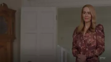 La robe marron à fleurs Zimmermann portée par Lana Winters (Sarah Paulson) dans American Horror Story S08E10