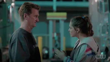 Le sweatshirt à capuche gris à bandes Wildfox porté par Rebecca Bunch (Rachel Bloom) dans Crazy Ex-Girlfriend S04E06