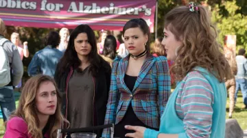 El blazer azul a cuadros Smythe usado por Maggie Vera (Sarah Jeffery) en Charmed S01E06