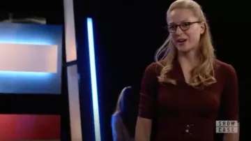 El vestido burdeos de Ted Baker usado por Kara Danvers (Melissa Benoist) en Supergirl S04E06