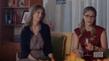 La robe bordeaux Sandro portée par Kara Danvers (Melissa Benoist) dans Supergirl S04E06