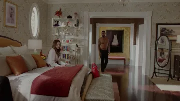 Le sac à main rouge Paco Rabanne de Fallon Carrington (Elizabeth Gillies) dans Dynastie S02E06