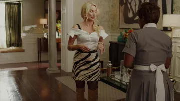 Le top blanc épaules dénudées Jason Wu porté par Alexis Carrington (Nicollette Sheridan) dans Dynastie S02E06