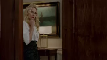 La robe bicolore noire et blanche Dodo Bar Or portée par Alexis Carrington (Nicollette Sheridan) dans Dynastie S02E06