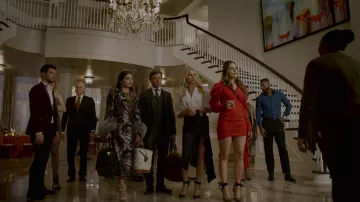 Les escarpins à nœud Christian Louboutin portés par Alexis Carrington (Nicollette Sheridan) dans Dynastie S02E06