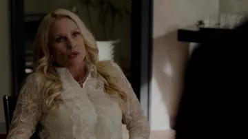 Le chemisier blanc à dentelles et froufrous Roberto Cavalli porté par Alexis Carrington (Nicollette Sheridan) dans Dynastie S02E05