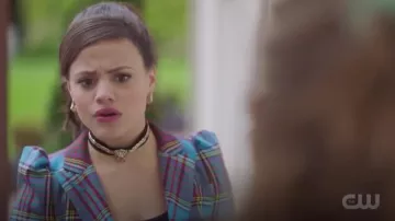 El collar de gargantilla usado por Maggie Vera (Sarah Jeffery) en Charmed S01E06