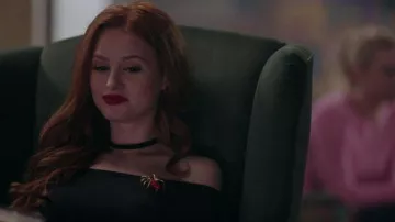 La broche araignée portée par Cheryl Blossom (Madelaine Petsch) dans Riverdale S02E03